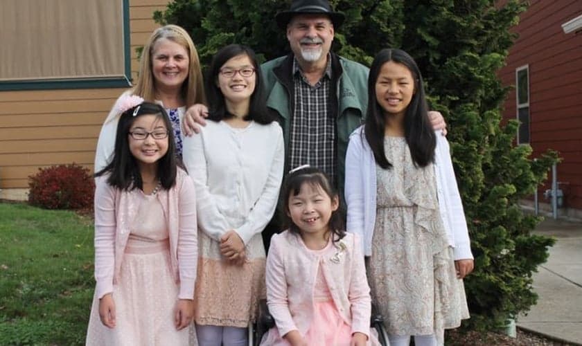 Os aposentados Randy e Linda Kramer adotaram 4 meninas da China com deficiência. (Foto: AG News)