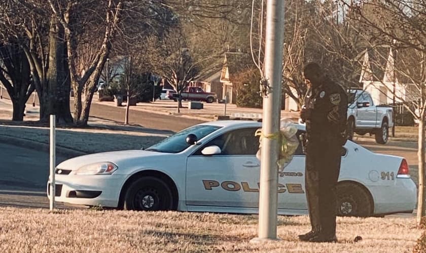 Há cinco anos o policial Warren ora por estudantes. (Foto: Facebook)