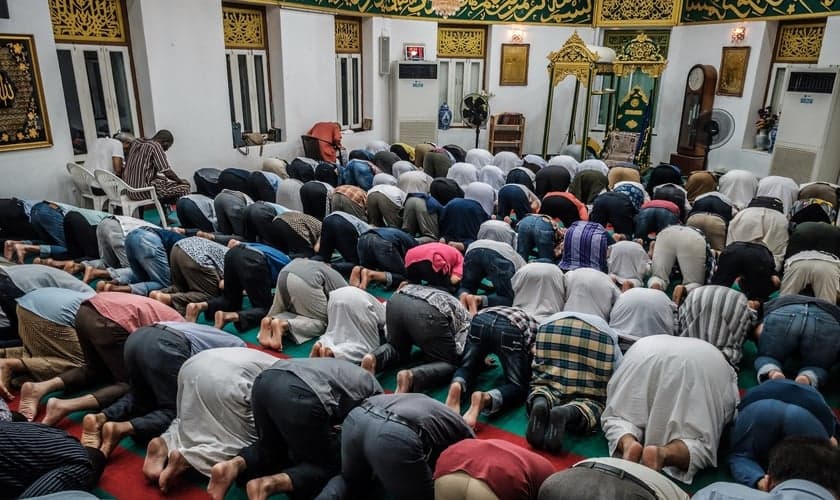 Muçulmanos durante reza em uma mesquita. (Foto: Reprodução/ Hugh Johnson)