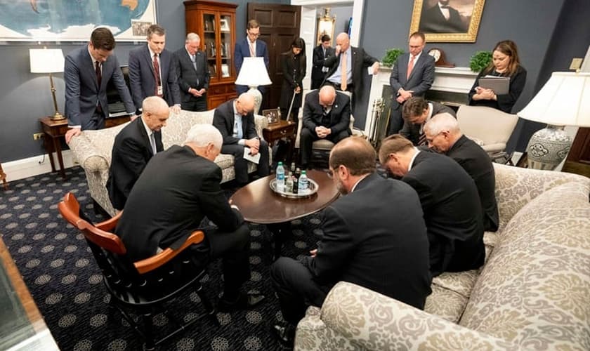 Vice-presidente dos EUA, Mike Pence, em momento de oração com a Força-Tarefa do Coronavírus. (Foto: Casa Branca/D. Myles Cullen)