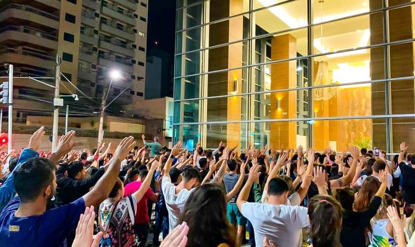Centenas de pessoas intercederam pelos jovens de Ribeirão Preto, em frente ao Shopping Santa Úrsula. (Foto: Pedro Paulo Rosa)