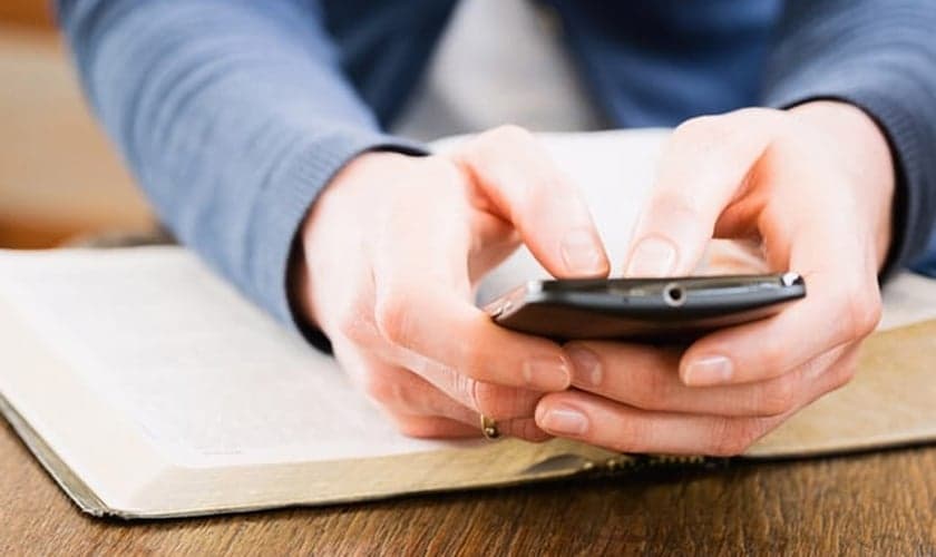 Por trás das mensagens da Palavra de Deus, que chegam por meio da tecnologia, existem centenas de missionários empenhados em evangelizar o mundo. (Foto: Reprodução/Church Leaders)