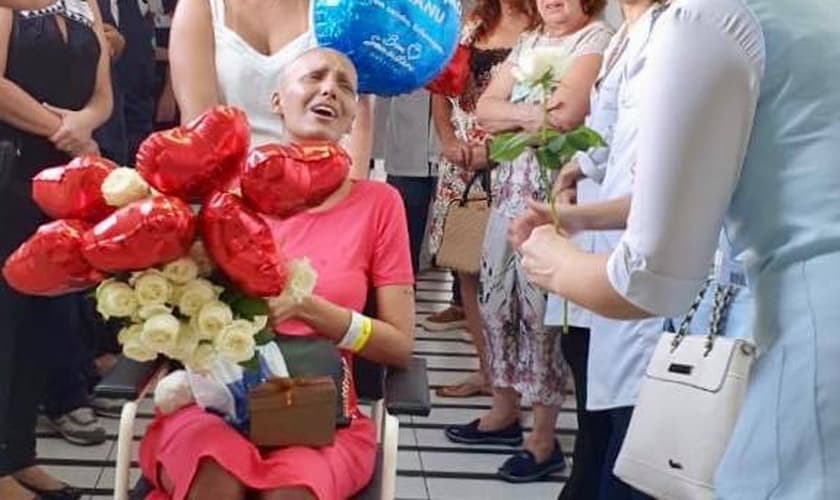 Emanuele Mendes de Marchi foi homenageada por médicos e enfermeiros. (Foto: Hospital Bom Samaritano)