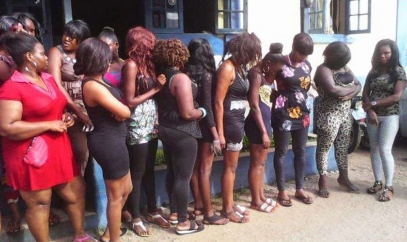 Mulheres em fila para participar do jantar evangelístico, em Bulawayo. (Foto: Reprodução/African Enterprise)