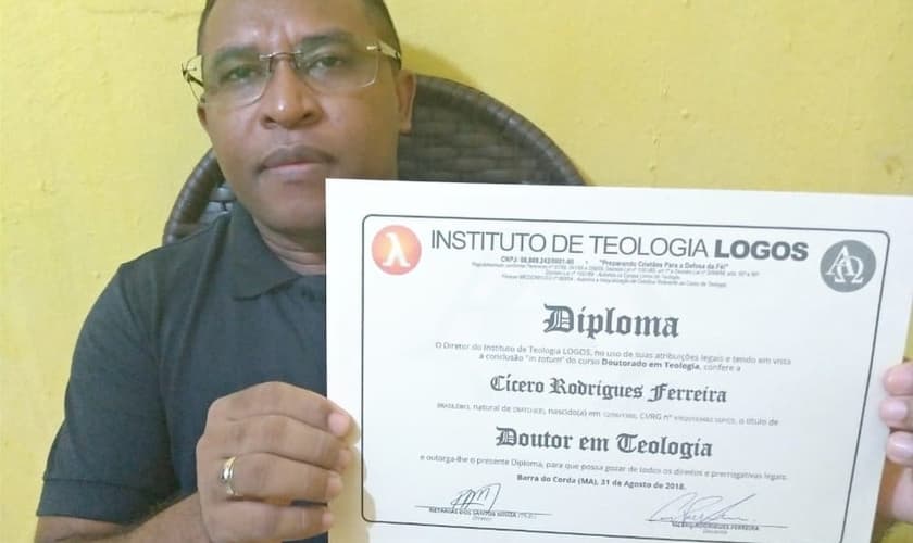 Cícero recolhia livros que encontrava no lixo para estudar. (Foto: Valdiana da Silva Rodrigues)