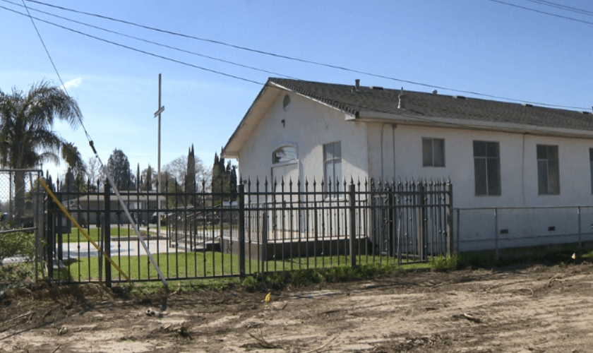 Em parceria com o governo, a igreja St. Paul Church of God terá alojamentos para os sem-teto. (Foto: KCRA)