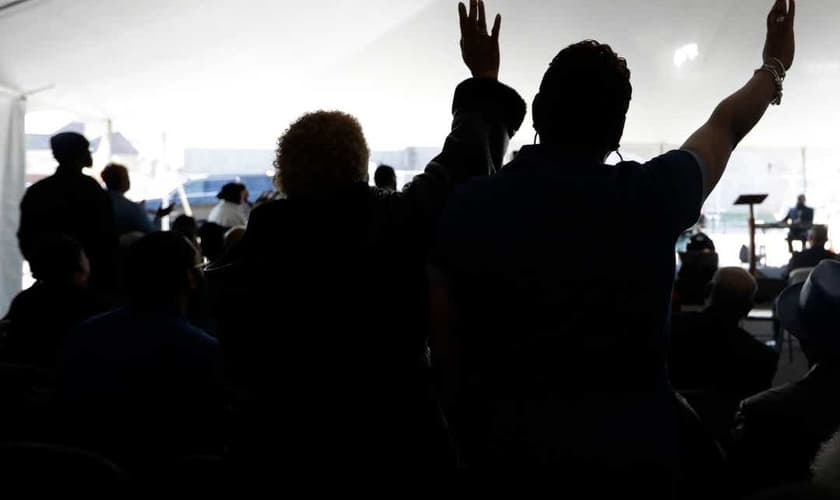 Fiéis durante um culto em uma barraca na Igreja Batista Missionária Mount Bethel, em Nashville, no Tennessee. (Foto: AP/Mark Humphrey)