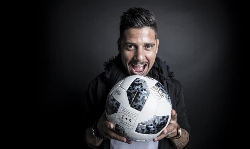 Cicinho superou problemas com alcoolismo ao se aproximar de Deus. (Foto: Lucas Lima/UOL)