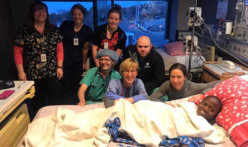 Robert com a equipe médica após a cirrurgia, nos EUA. (Foto: Reprodução/UGCN)