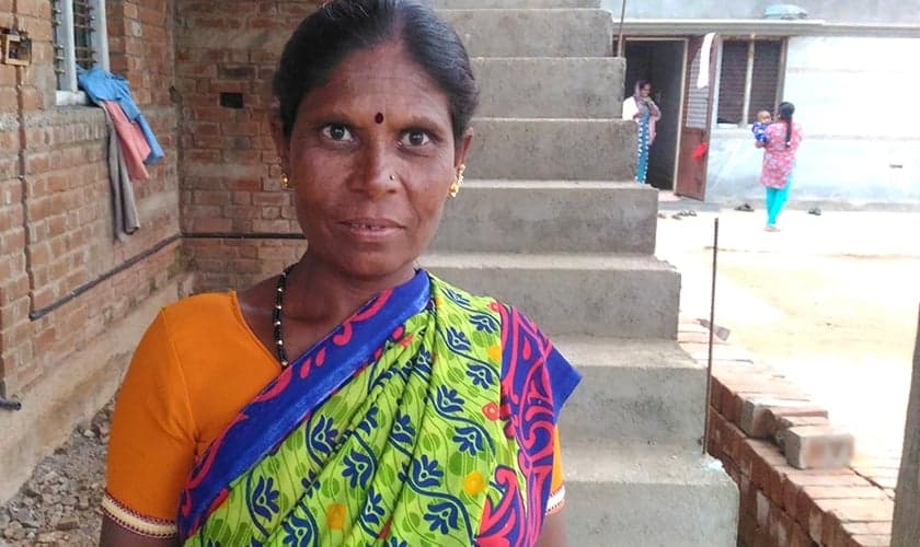Haida, ex-prostituta que agora está sendo alfabetizada pela Mission India. (Foto: Reprodução/MNN Online)