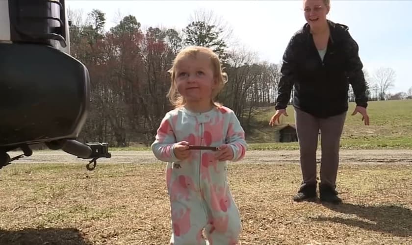 Caitlin Bowman brinca com sua filha, Bailee, que sobreviveu a um acidente com árvore nos EUA. (Foto: Reprodução/WGHP)