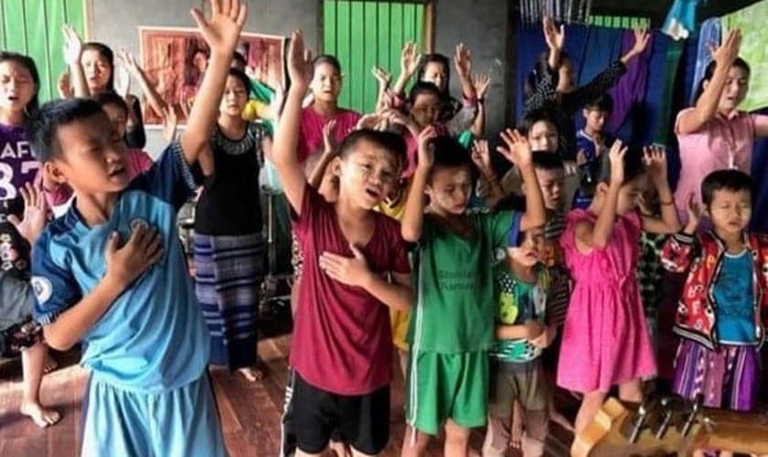 Crianças louvam a Deus em escola de Mianmar. (Foto: Reprodução/Christian Aid)