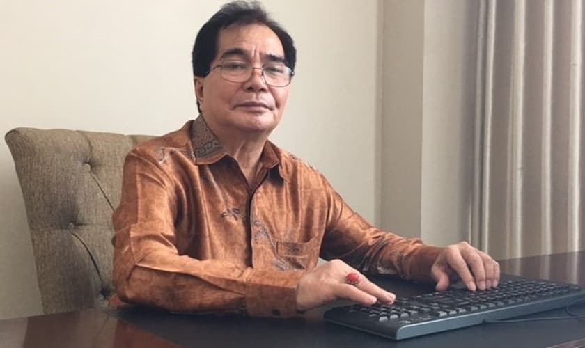 Johannis ('John') Hus Lumenta na sede da igreja em Jacarta. (FOTO: Reprodução/BosNewsLife)