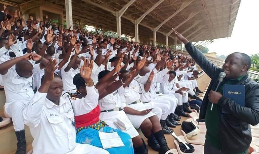 Oficiais de trânsito durante a reunião de Evangelismo, em Kampala. (Foto: Reprodução/UGCN)