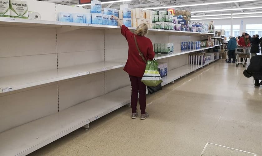 Por causa do pânico, alguns supermercados no Reino Unido ficaram com prateleiras vazias. (Foto: AFP)