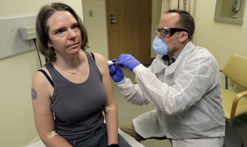 Jennifer foi a primeira voluntária a receber aplicação de teste da vacina contra o coronavírus, nos EUA. (Foto: AP Photo / Ted S. Warren)