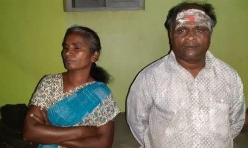 Babu Phinegas e sua esposa Esther, após sofrerem agressões dos nacionalistas hindus. (Foto: Reprodução/CSW)
