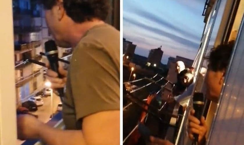 Pastor italiano Carmelo Cancilla pregou a partir de sua sacada na Itália. (Foto: Chiesa Evangelica Sela Siracusa)
