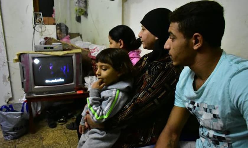 Família iraniana assiste programação cristã enquanto prossegue em quarentena por causa do coronavírus. (Foto: Reprodução/UGCN)