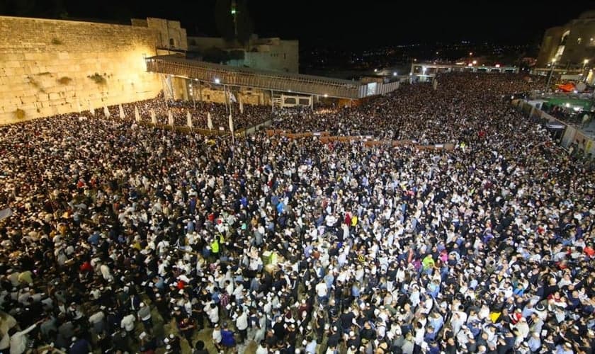 Multidão ora no Muro das Lamentações, em Jerusalém. (Foto: Western Wall Heritage Foundation)