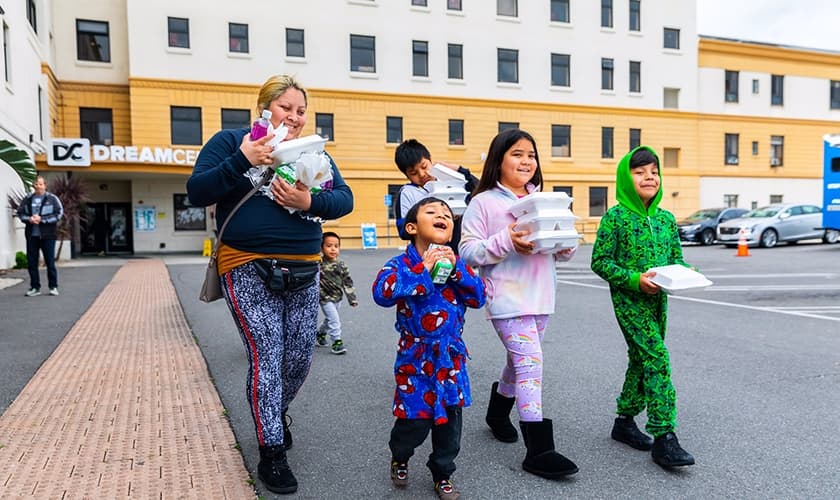 Família recebe refeições no Dream Center, fundado pela igreja Angelus Templus. (Foto: Dream Center)