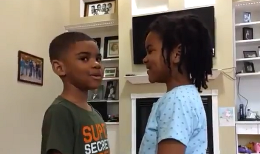 Brandon e sua irmã recitam versículo bíblico de 2 Timóteo 1:7, enquanto o garoto se acalma do medo do coronavírus. (Imagem: Twitter)