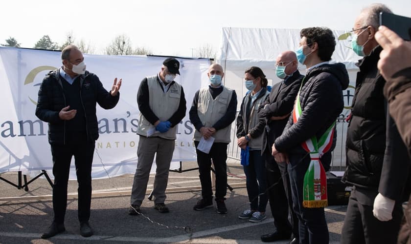 Autoridades locais e funcionários da Samaritan's Purse participam de uma cerimônia de dedicação. (Foto: Reprodução/Samaritans Purse)