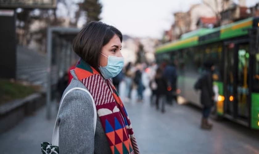 É importante não misturar a roupa utilizada na rua com as demais. (Foto: Getty Images)