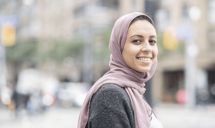 Lila, em sua nova vida com Jesus. (Foto: Reprodução/Heart4Iran).