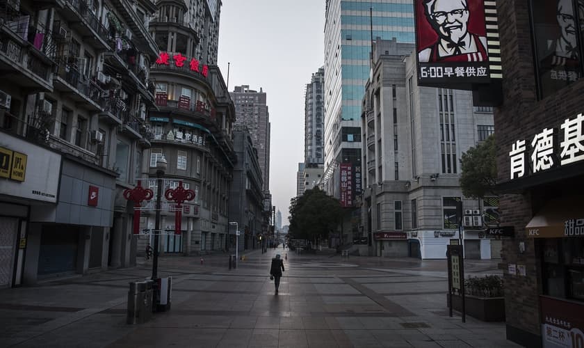 Imagem de rua quase vazia em Wuhan, epicentro do coronavírus na China. (Foto: Getty Images)