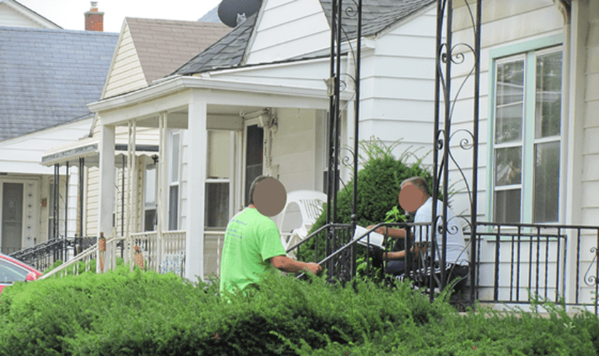 Daniel Ted evangeliza muçulmanos de porta em porta. (Foto: Reprodução/God Reports)