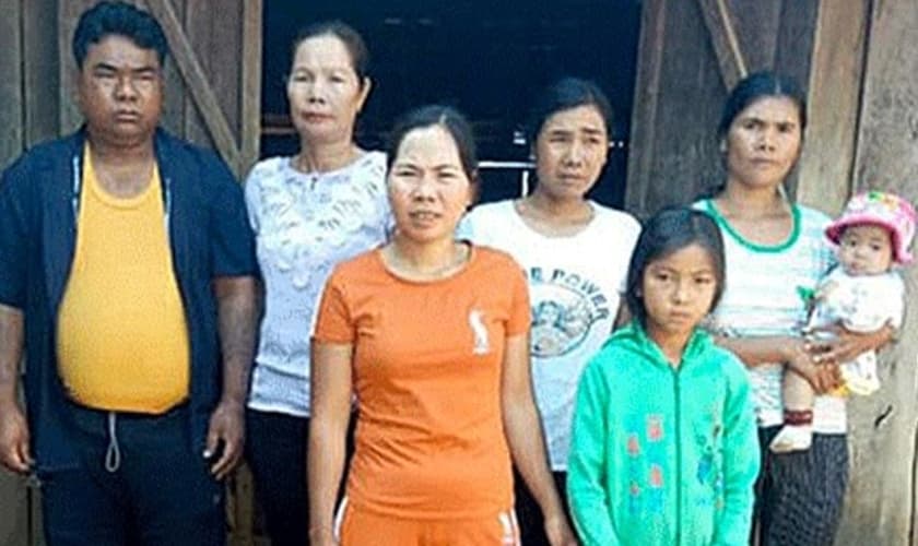 Y Ngun Knul com sua esposa e filhos, após ser libertado de uma provação de 16 anos de prisão. (Foto: Reprodução/Radio Free Asia)