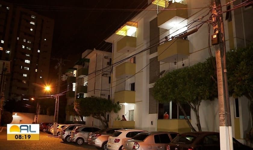 Moradores fazem orações nas janelas de prédios e casas em Maceió. (Foto: Reprodução/TV Gazeta)