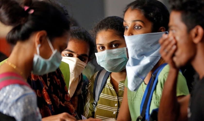 Estudantes usando máscaras aguardam para comprar bilhetes em estação de trem em Kochi, na Índia, na terça-feira (10). (Foto: Reuters/Sivaram V)