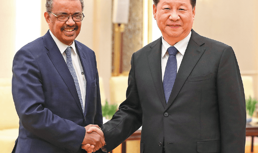Presidente Xi Jinping aperta as mãos de Tedros Adhanom, diretor-geral da OMS, em Pequim. (Foto: Feng Yongbin/China Daily)