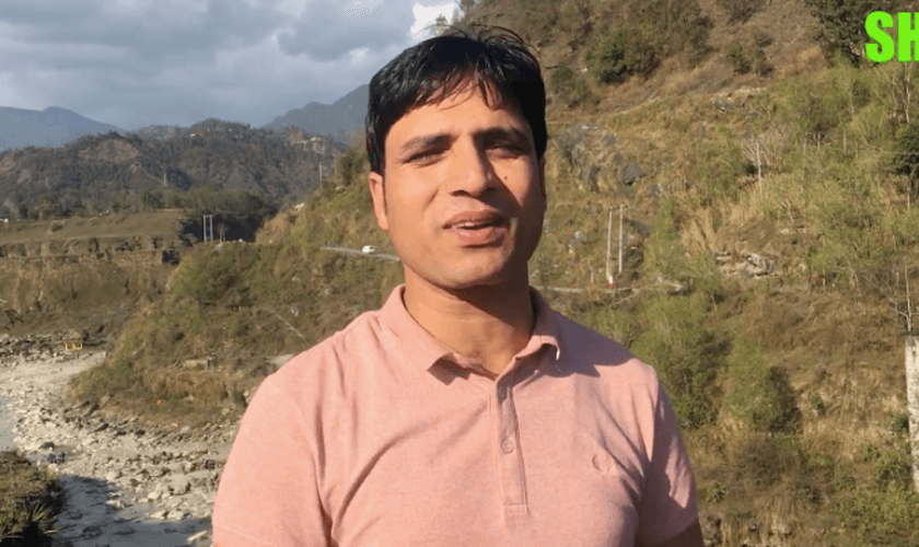 Pastor Keshab Acharya foi preso após orar repreendendo o coronavírus em uma pregação. (Foto: Morning Star News)