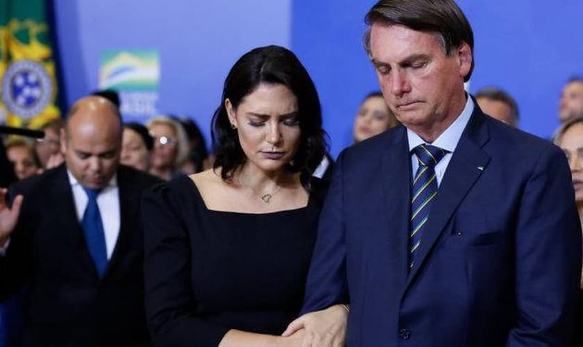 Presidente Jair Bolsonaro em oração ao lado da primeira-dama, Michelle Bolsonaro. (Foto: Presidência da República)