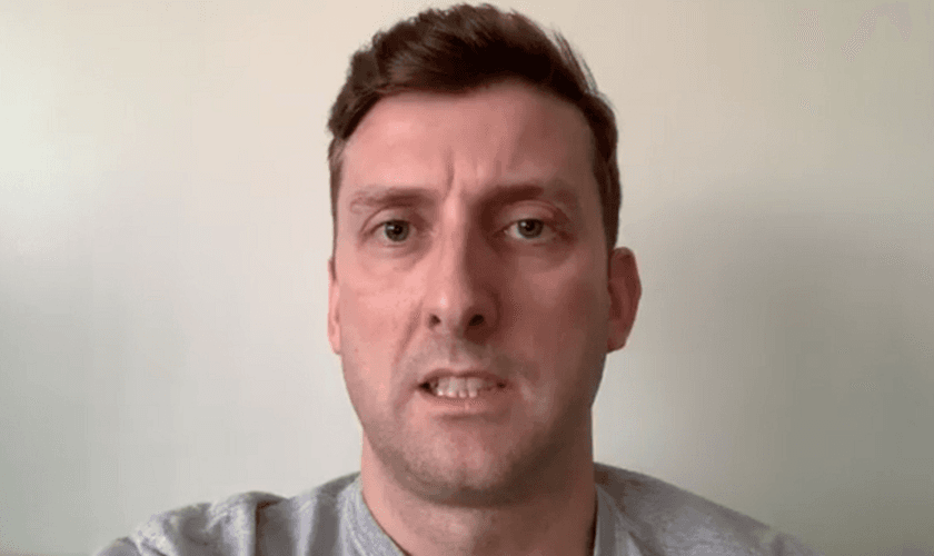 Pastor Mark McClurg, após se recuperar de Covid-19. (Foto: Reprodução/Belfast Telegraph)