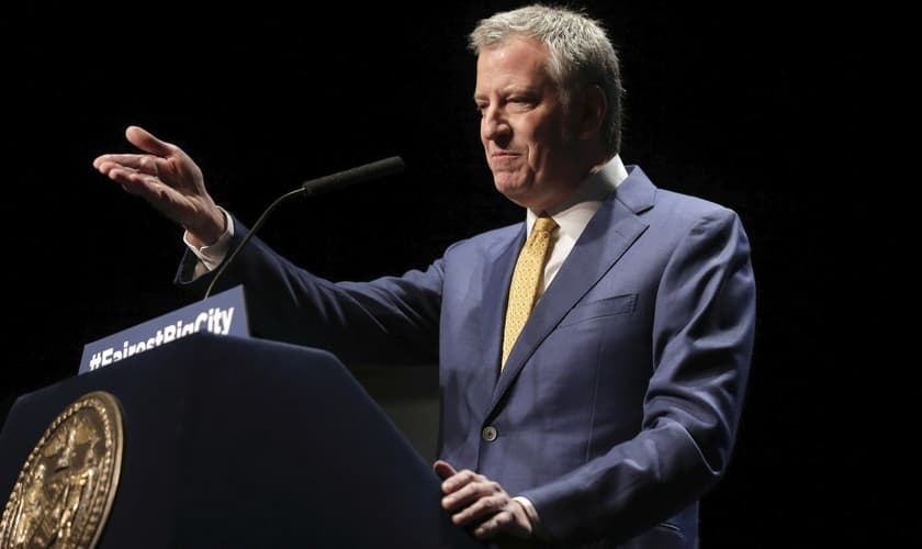 Prefeito de Nova York, Bill de Blasio, ameaçou fechar igrejas permanentemente se não houver suspensão dos cultos. (Foto: AP Photo/Seth Wenig)