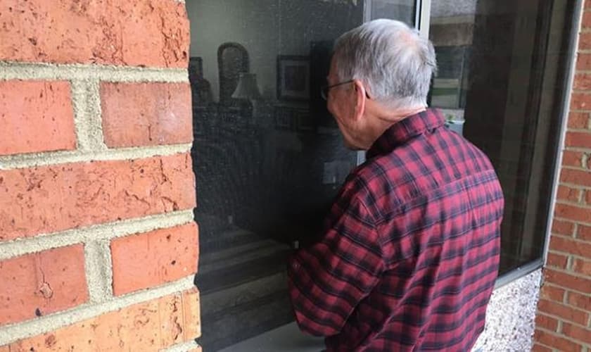 Em meio à pandemia de coronavírus, o Dr. John Kline passa cerca de 15 minutos por dia na janela da casa de repouso de sua esposa. (Foto: WSF)