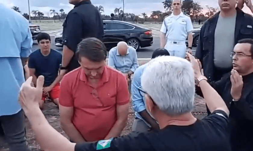 Jair Bolsonaro recebe orações em frente ao Palácio da Alvorada. (Foto: Divulgação)