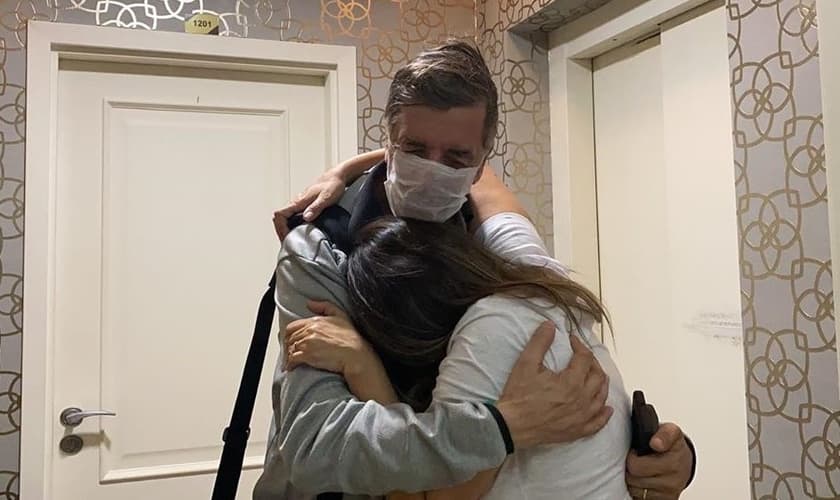 Soraya Moraes abraça seu marido Marco assim que ele chega do hospital. (Foto: Reprodução/Instagram)