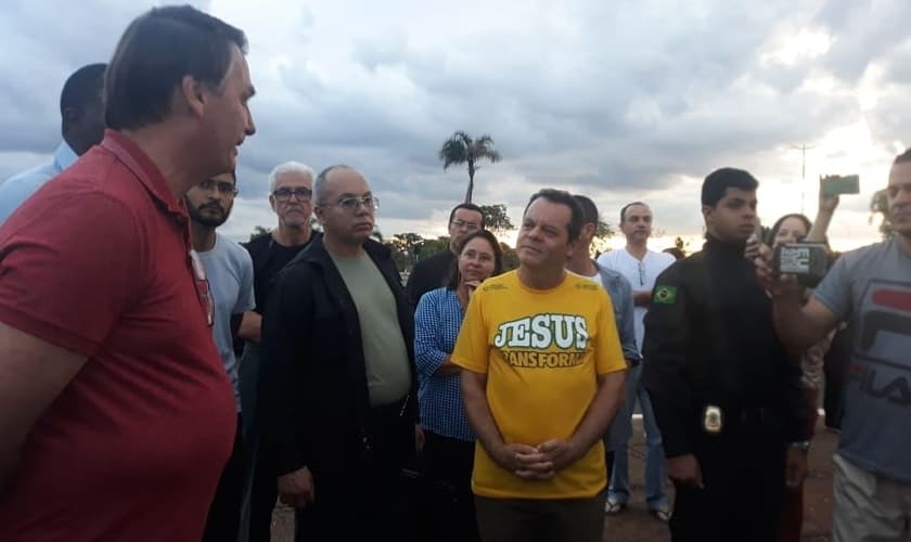 O presidente Jair Bolsonaro na porta do Palácio da Alvorada recebe oração de líderes religiosos no final da tarde de domingo (5). (Foto: Reprodução/Canal Bruno Christian)