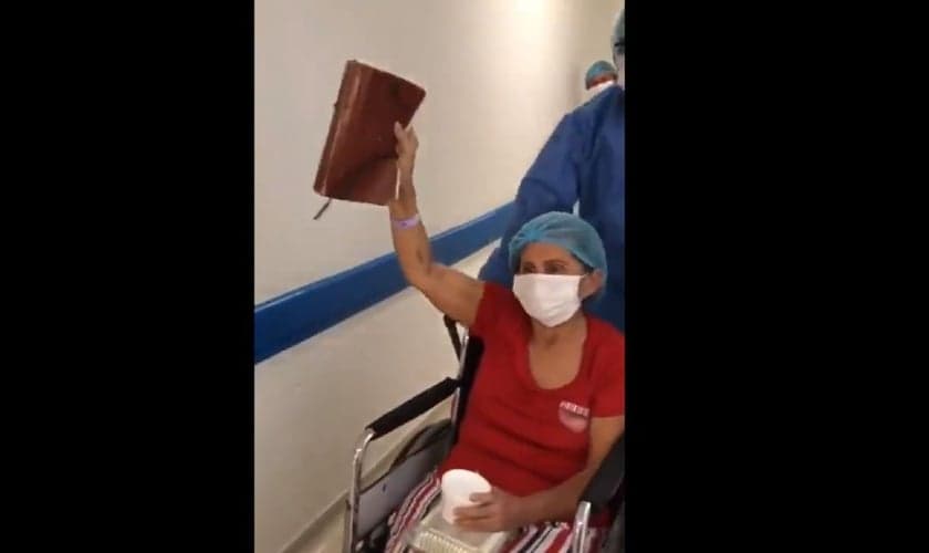 Uma colombiana de 65 anos deixou o hospital expressando gratidão a Deus, após 12 dias na UTI. (Foto: Reprodução)