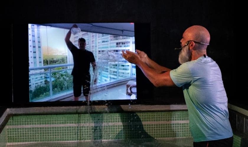 Pastor Pedrão tem feito batismos pela internet na Comunidade Batista do Rio. (Foto: Divulgação)