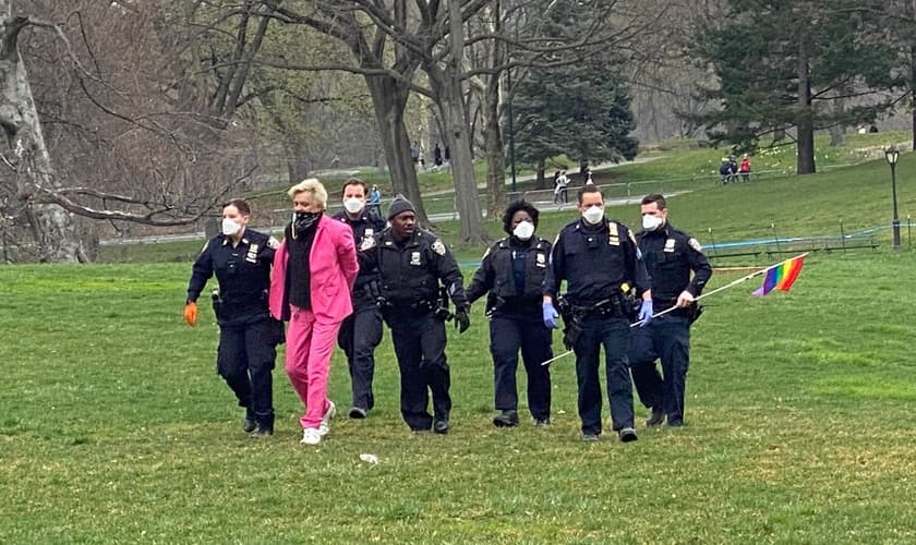 William Talen foi preso após tentar fincar uma bandeira LGBT e protestar contra o trabalho da Samaritan's Purse, que tem atendido pessoas infectadas com o Coronavírus. (Foto: NBC News)