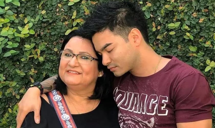 Yudi Tamashiro comemorou através de vídeo a cura da sua mãe (Foto: Reprodução)