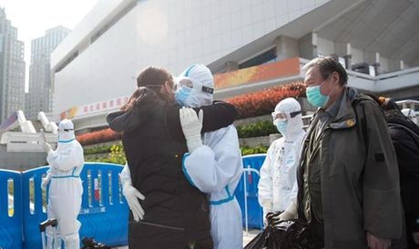 Paciente com covid-19 recebe alta em hospital chinês. (Foto: EFE)