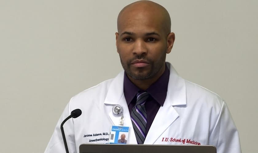 Jerome Adams é um anestesista americano e vice-almirante no Corpo de Comissionados do Serviço de Saúde Pública dos EUA. (Foto: GRETCHEN FRAZEE / WTIU NEWS)