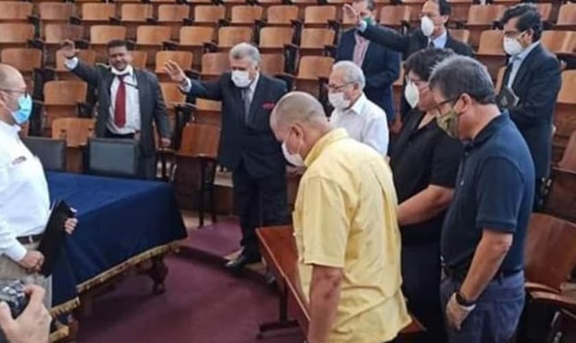 O ministro da Saúde do Peru, Víctor Zamora, recebe orações de líderes evangélicos. (Foto: Reprodução/Evangélico Digital).